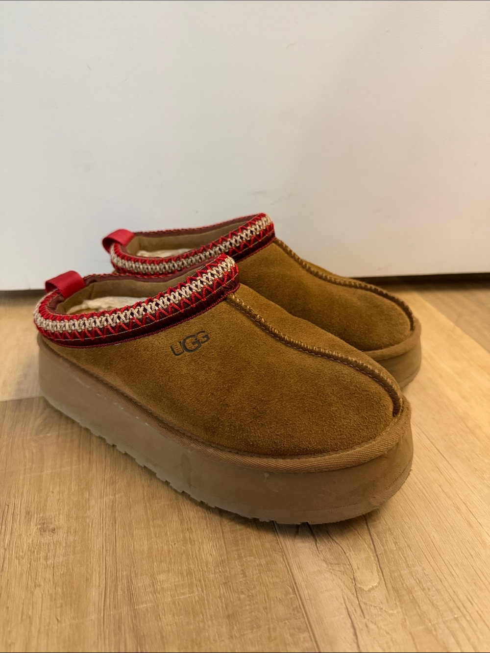 UGG Tazz Platform Chestnut Women’s size 6